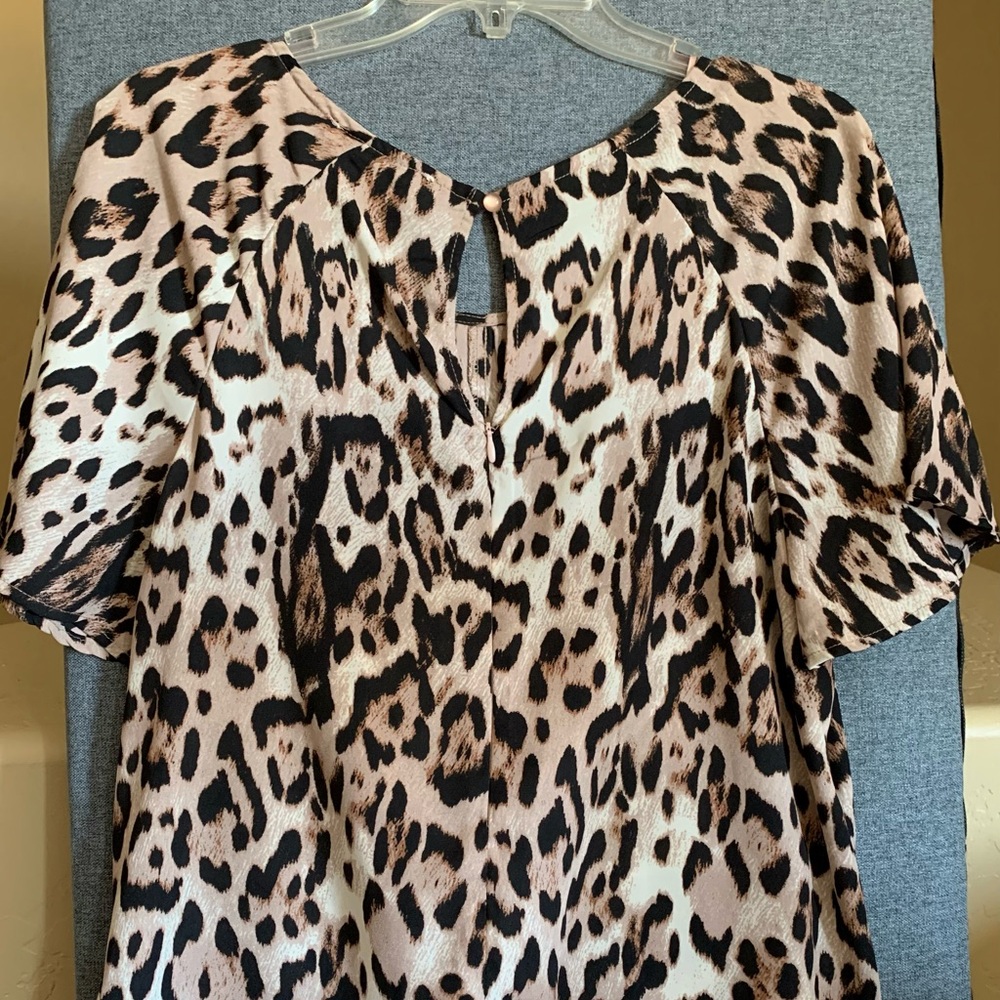 Beautiful leopard print, looks great with jeans.